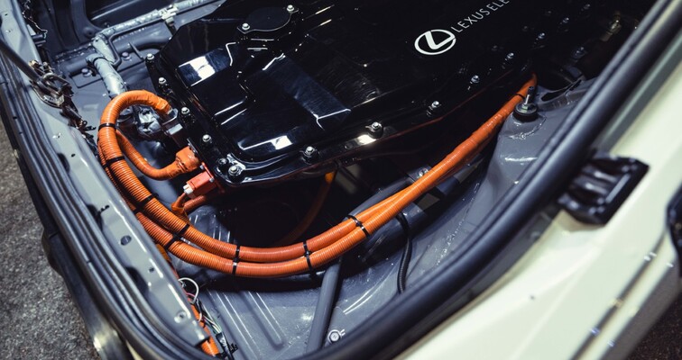 TECHNOLOGIA LEXUS ELECTRIFIED NAPĘDZA KULTOWY MODEL Z LAT 80.