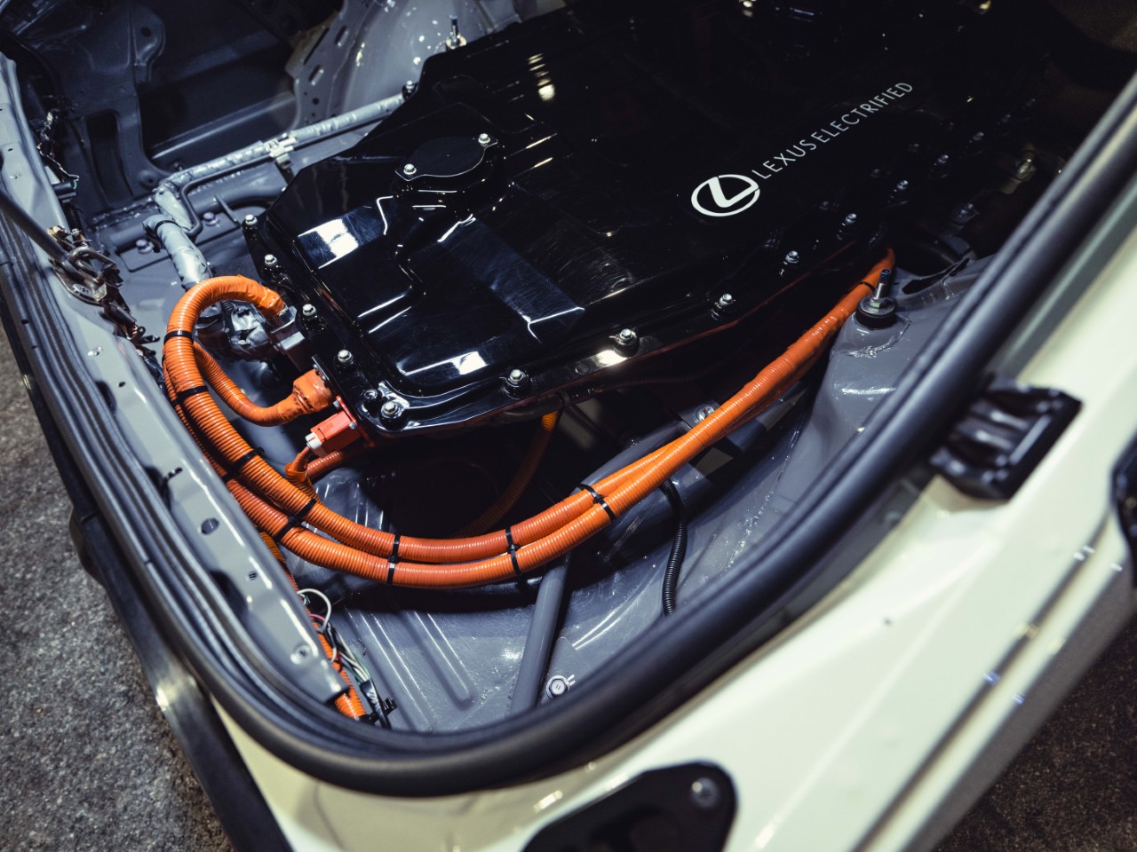 TECHNOLOGIA LEXUS ELECTRIFIED NAPĘDZA KULTOWY MODEL Z LAT 80.