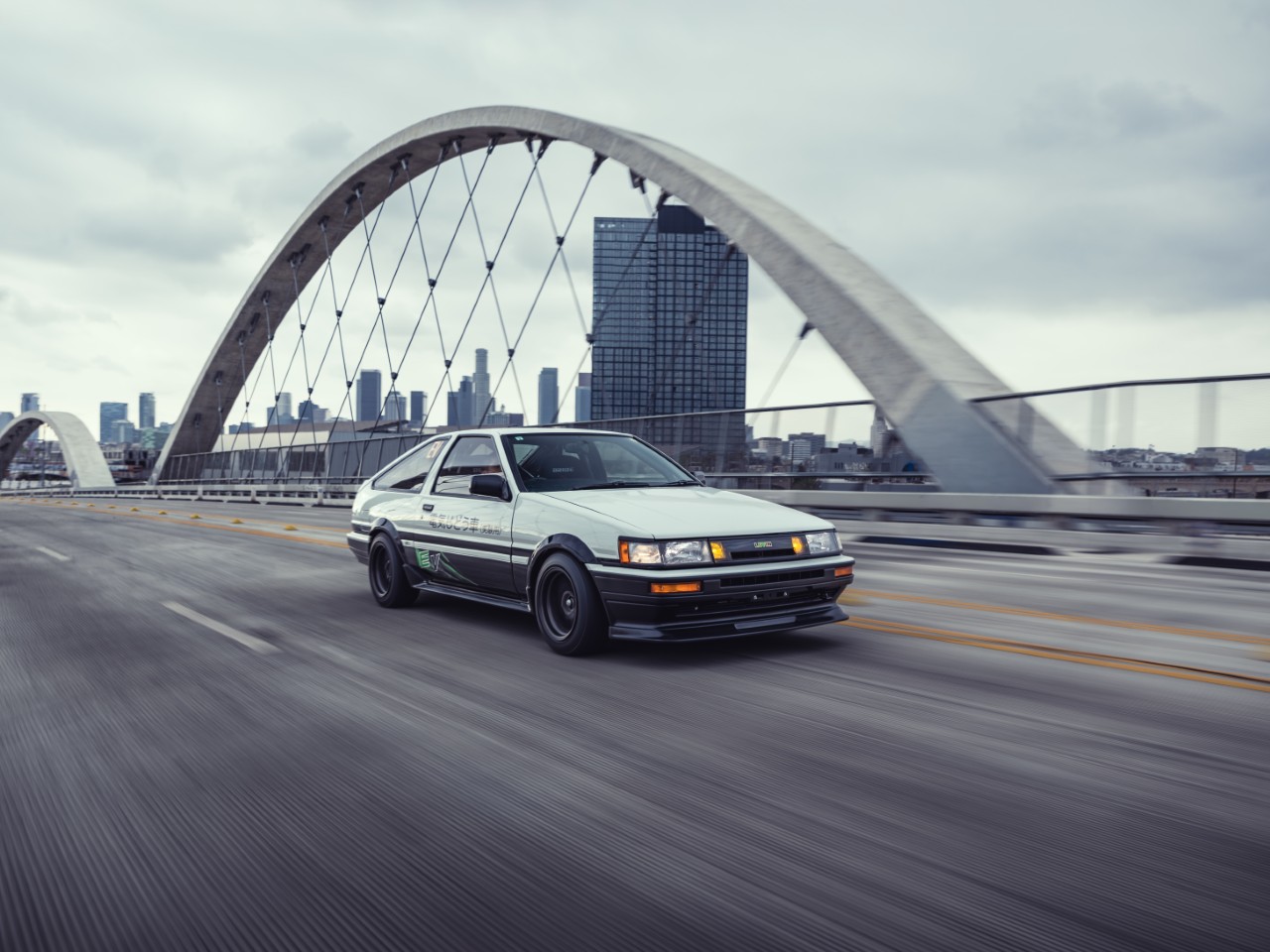 TECHNOLOGIA LEXUS ELECTRIFIED NAPĘDZA KULTOWY MODEL Z LAT 80.