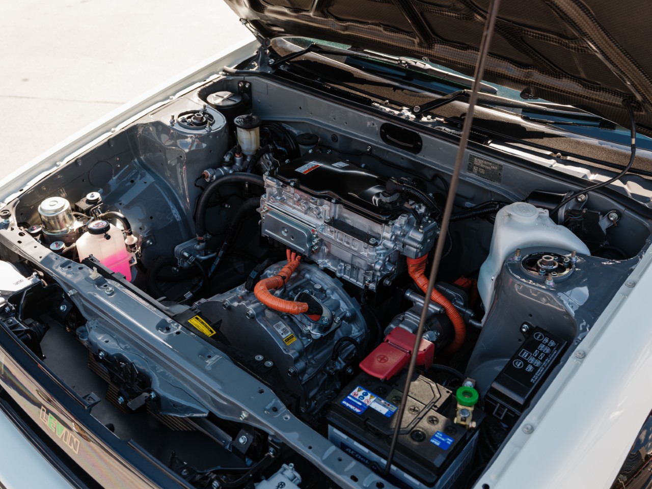 TECHNOLOGIA LEXUS ELECTRIFIED NAPĘDZA KULTOWY MODEL Z LAT 80.