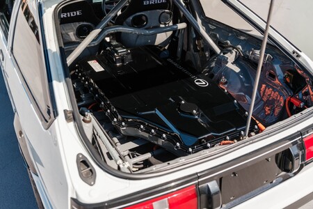 TECHNOLOGIA LEXUS ELECTRIFIED NAPĘDZA KULTOWY MODEL Z LAT 80.