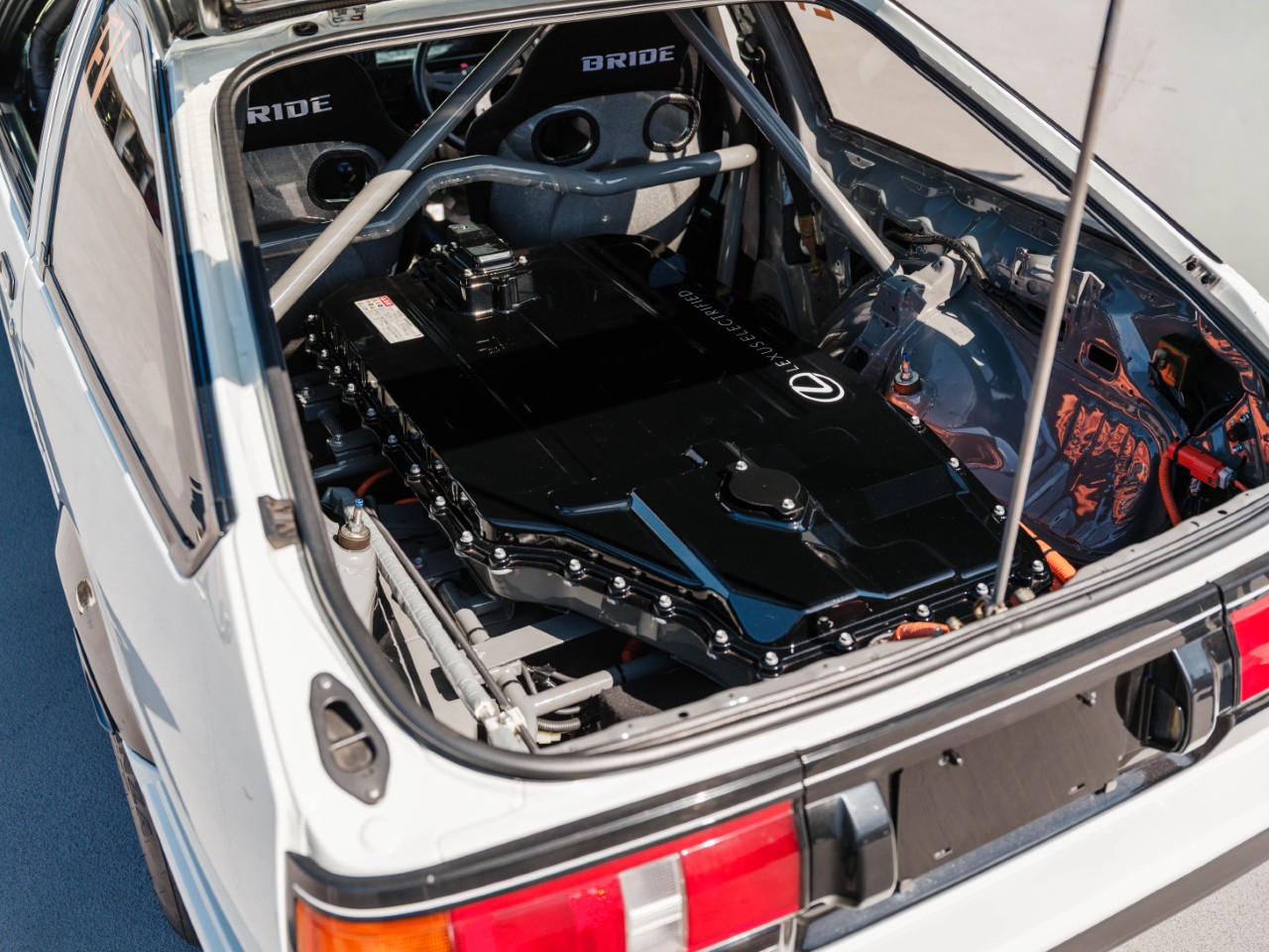 TECHNOLOGIA LEXUS ELECTRIFIED NAPĘDZA KULTOWY MODEL Z LAT 80.