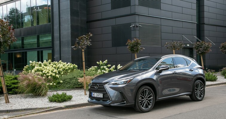 LEXUS NX W TOP3 NAJPOPULARNIEJSZYCH SAMOCHODÓW KLASY PREMIUM W POLSCE