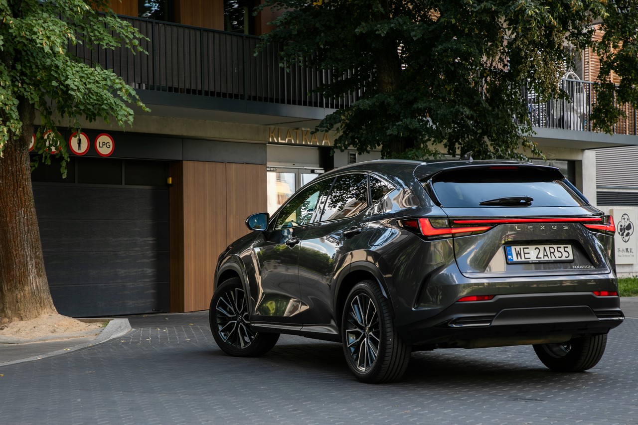 LEXUS NX JESZCZE BARDZIEJ DOSTĘPNY. KORZYSTNY NAJEM KINTO ONE, BOGATE WYPOSAŻENIE, WYDAJNY NAPĘD I NIEZAWODNOŚĆ NA LATA
