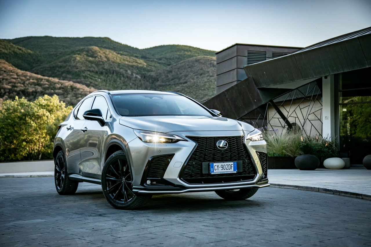 LBX I NX BESTSELLERAMI LEXUSA W EUROPIE. 60% WZROSTU SPRZEDAŻY MODELU RX