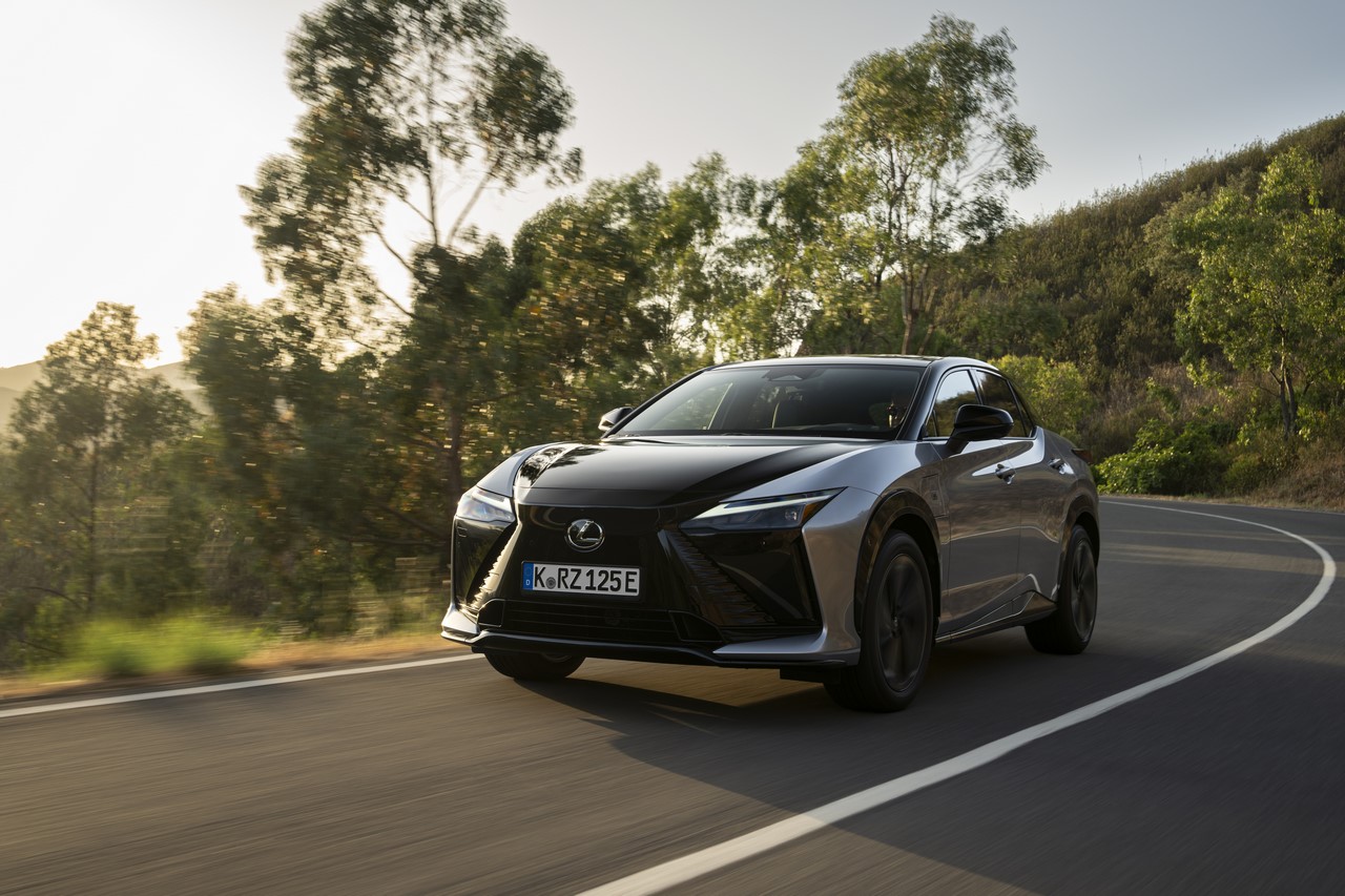 ELEKTRYCZNY LEXUS RZ DLA FIRMY. ATRAKCYJNE FINANSOWANIE I KORZYŚCI PODATKOWE