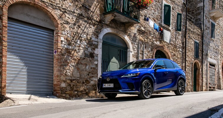 LEXUS RX 450h+ TO MOCNA HYBRYDA PLUG-IN Z NAPĘDEM 4X4 E-FOUR. BOGATO WYPOSAŻONE WERSJE W OFERCIE SPECJALNEJ
