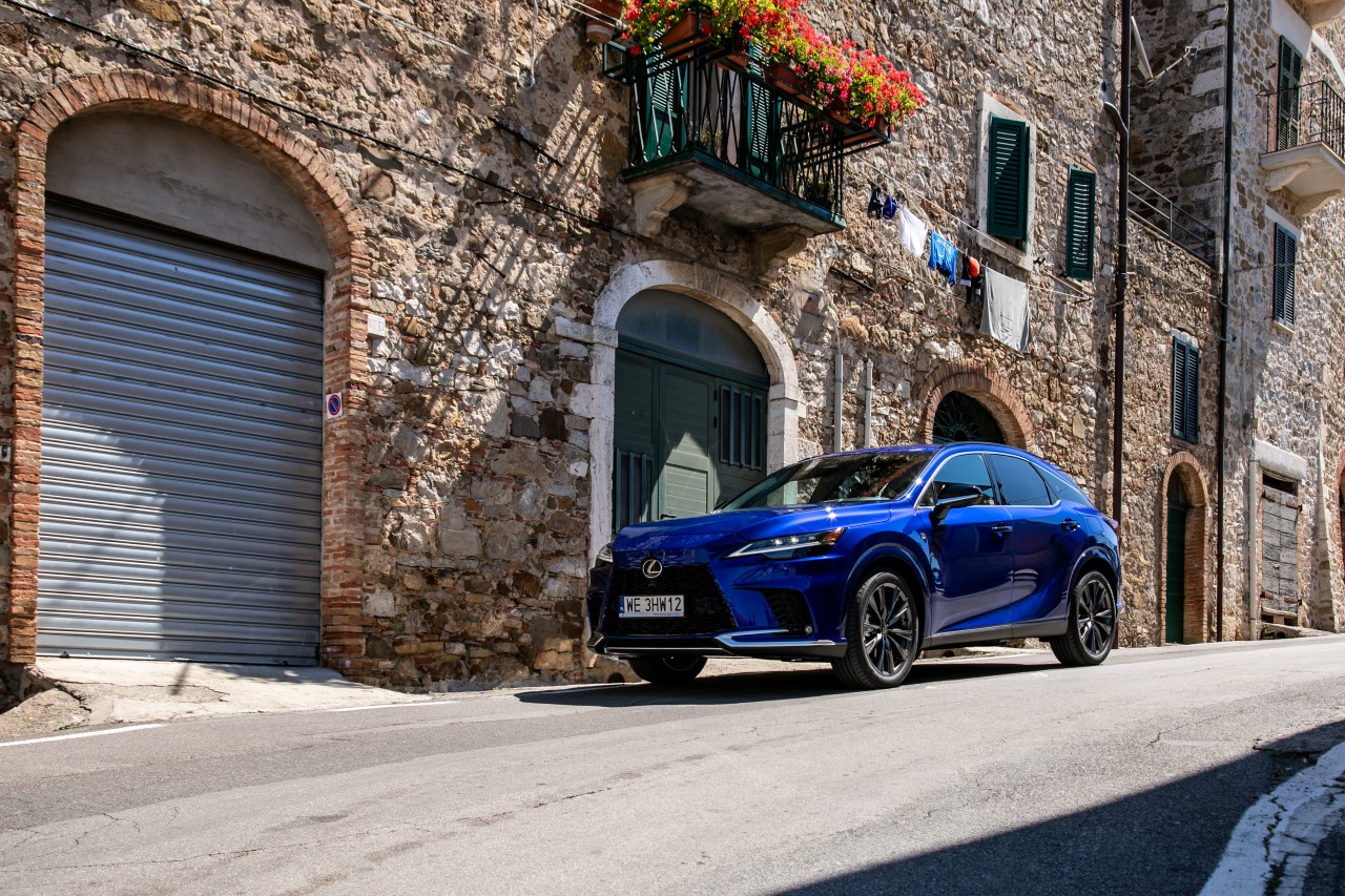 LEXUS RX 450h+ TO MOCNA HYBRYDA PLUG-IN Z NAPĘDEM 4X4 E-FOUR. BOGATO WYPOSAŻONE WERSJE W OFERCIE SPECJALNEJ