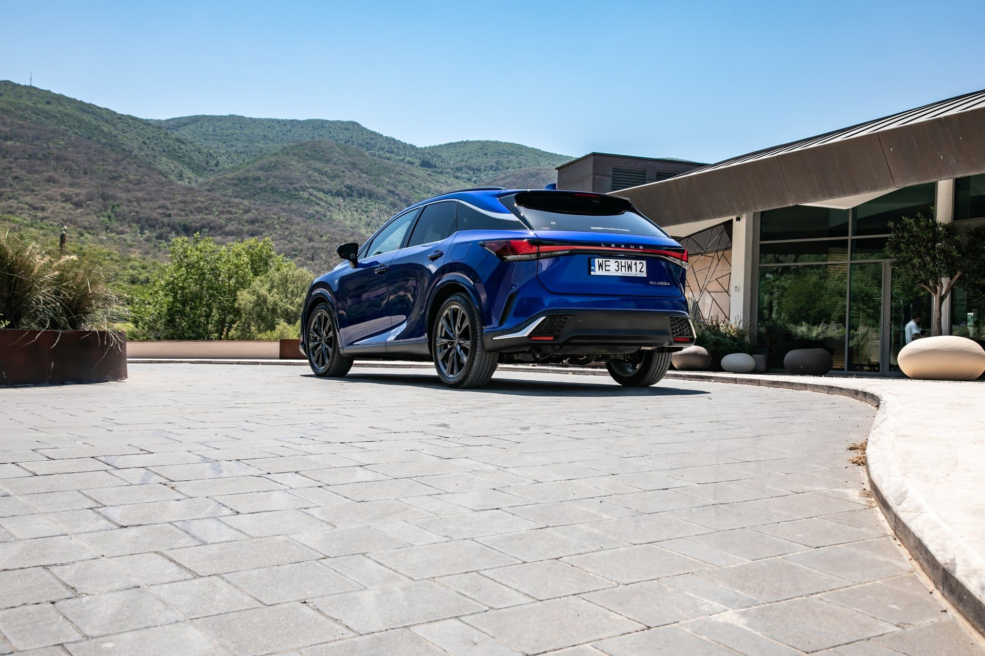 LEXUS RX 450h+ TO MOCNA HYBRYDA PLUG-IN Z NAPĘDEM 4X4 E-FOUR. BOGATO WYPOSAŻONE WERSJE W OFERCIE SPECJALNEJ