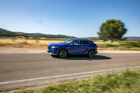 LEXUS RX 450h+ TO MOCNA HYBRYDA PLUG-IN Z NAPĘDEM 4X4 E-FOUR. BOGATO WYPOSAŻONE WERSJE W OFERCIE SPECJALNEJ