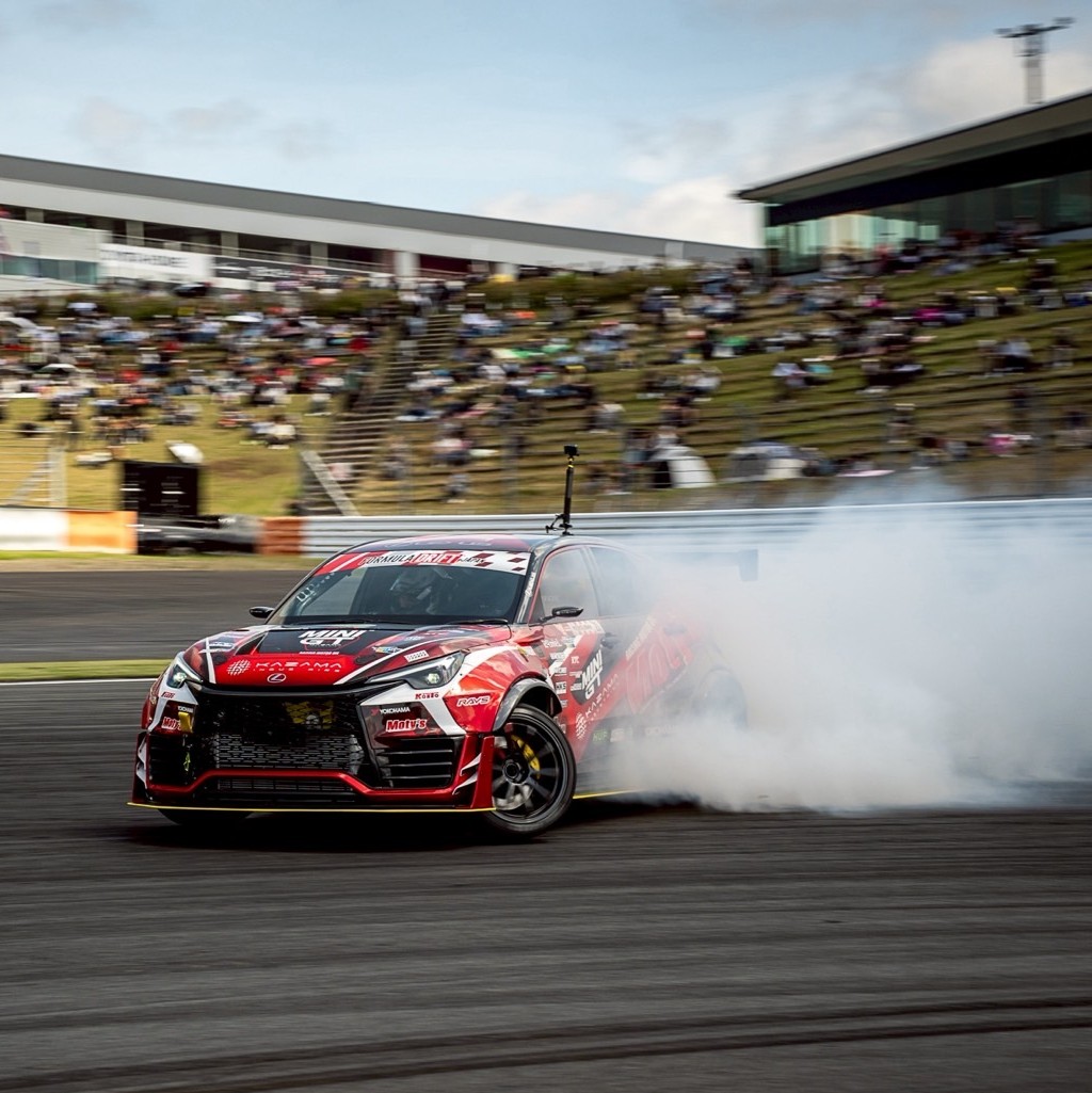 DRIFTINGOWY LEXUS LBX MORIZO RR ZADEBIUTOWAŁ NA TORZE FUJI. POD MASKĄ KULTOWY SILNIK I PONAD 1000 KM
