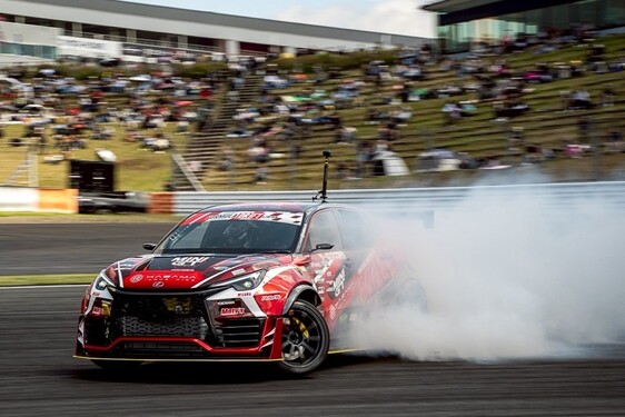 DRIFTINGOWY LEXUS LBX MORIZO RR ZADEBIUTOWAŁ NA TORZE FUJI. POD MASKĄ KULTOWY SILNIK I PONAD 1000 KM