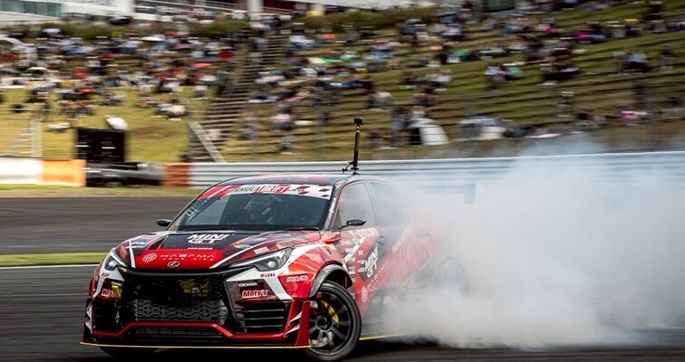 DRIFTINGOWY LEXUS LBX MORIZO RR ZADEBIUTOWAŁ NA TORZE FUJI. POD MASKĄ KULTOWY SILNIK I PONAD 1000 KM