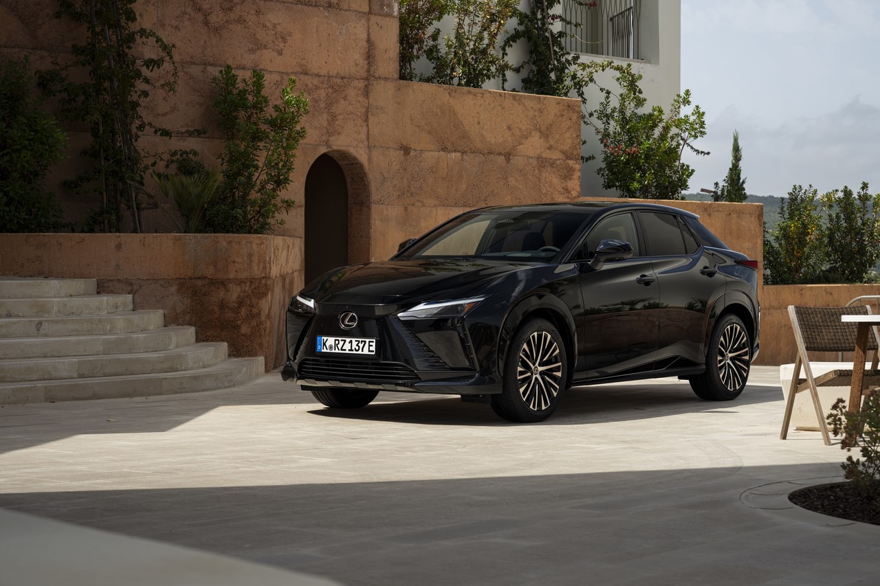 DNI OTWARTE NOWEGO LEXUSA RZ. ELEKTRYCZNY SUV Z PRZEŁOMOWYM UKŁADEM STEER-BY-WIRE
