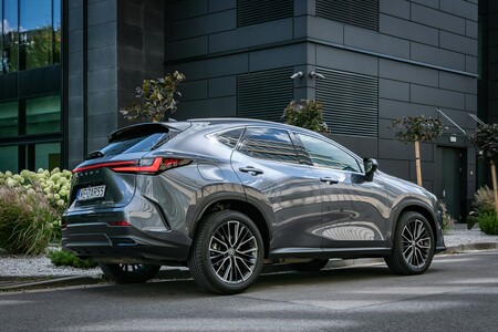 LEXUS NX NAJPOPULARNIEJSZYM MODELEM MARKI. LBX Z PONAD 50% UDZIAŁEM W SEGMENCIE B-SUV PREMIUM