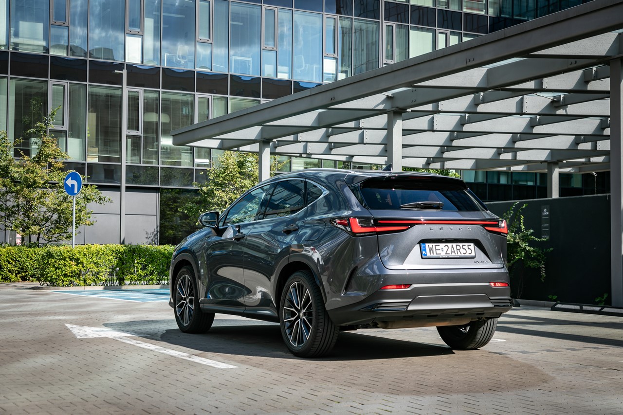 LEXUS NX W WYJĄTKOWEJ CENIE. WERSJA ELEGANCE OD 199 900 ZŁ LUB 1250 ZŁ NETTO MIESIĘCZNIE W NAJMIE KINTO ONE