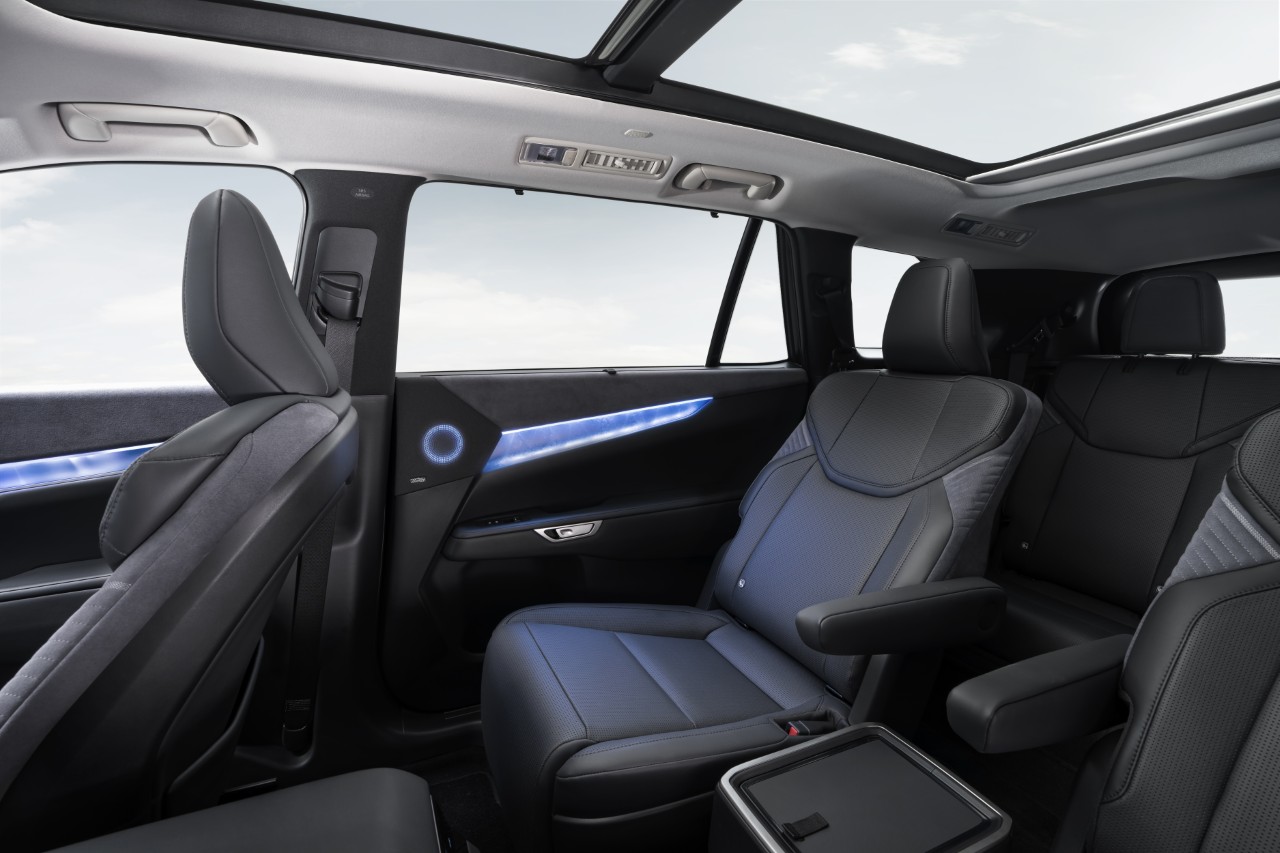 NOWY LEXUS TZ Z NAJWIĘKSZĄ BATERIĄ I STAŁYM NAPĘDEM 4X4 DIRECT4. KOMFORT PODRÓŻOWANIA PRIORYTETEM