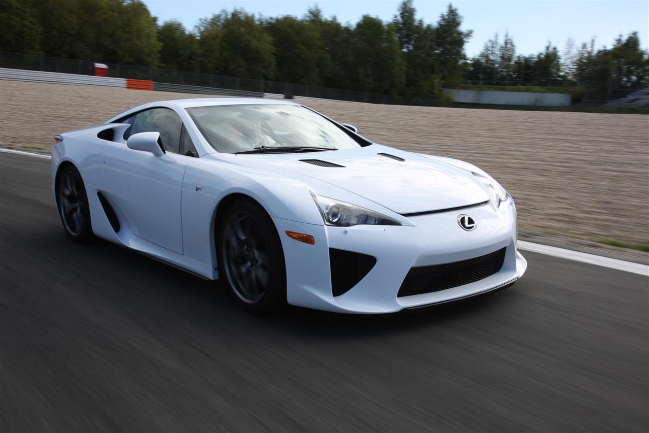 NOC KLASYKÓW LEXUSA JUŻ 16 MAJA. WIECZÓR Z HISTORIĄ MOTORYZACJI PREMIUM