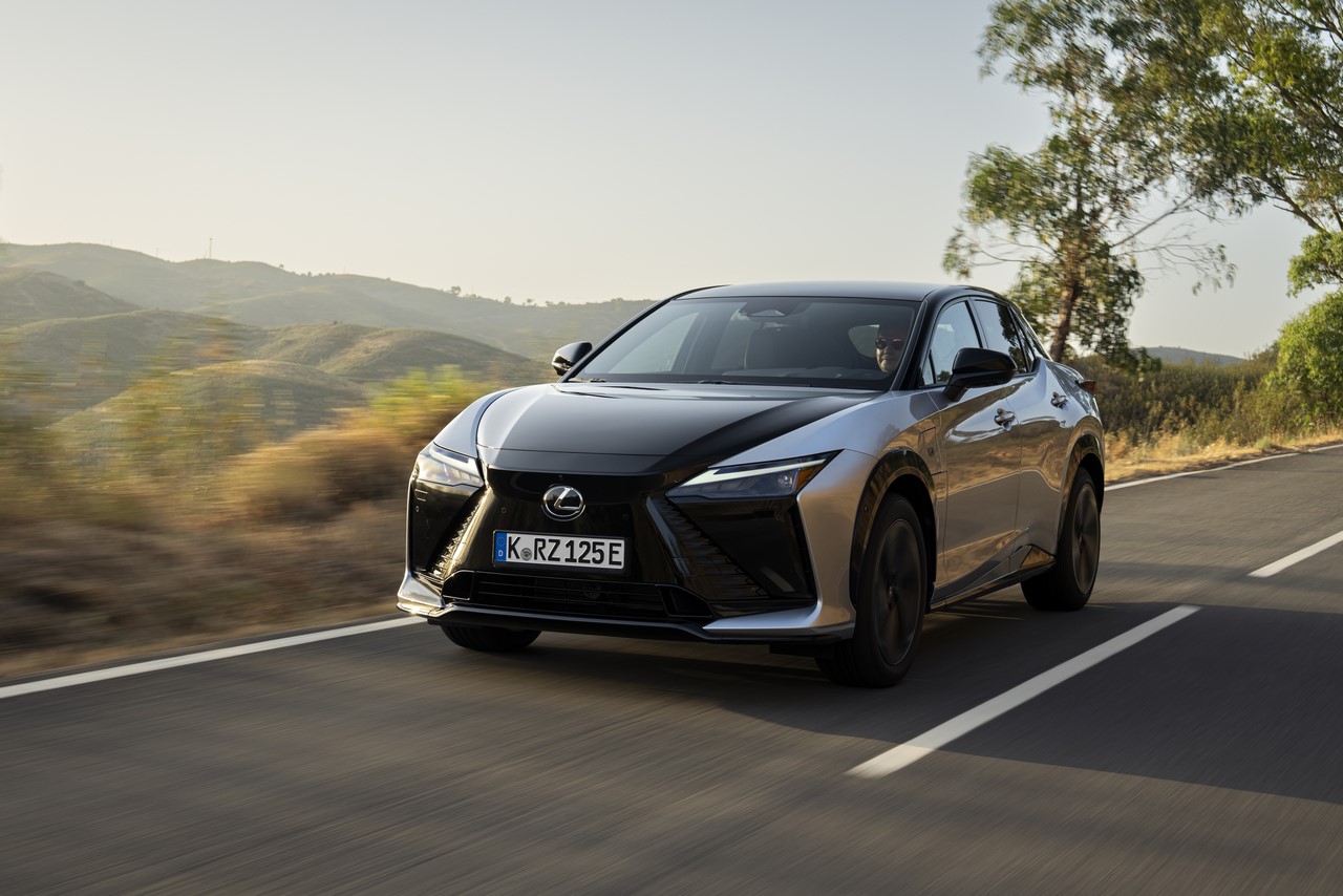 PONAD 8 MILIONÓW SUV-ÓW SPRZEDANYCH GLOBALNIE. LEXUS PIONIEREM POPULARNEGO SEGMENTU OD 1998 ROKU