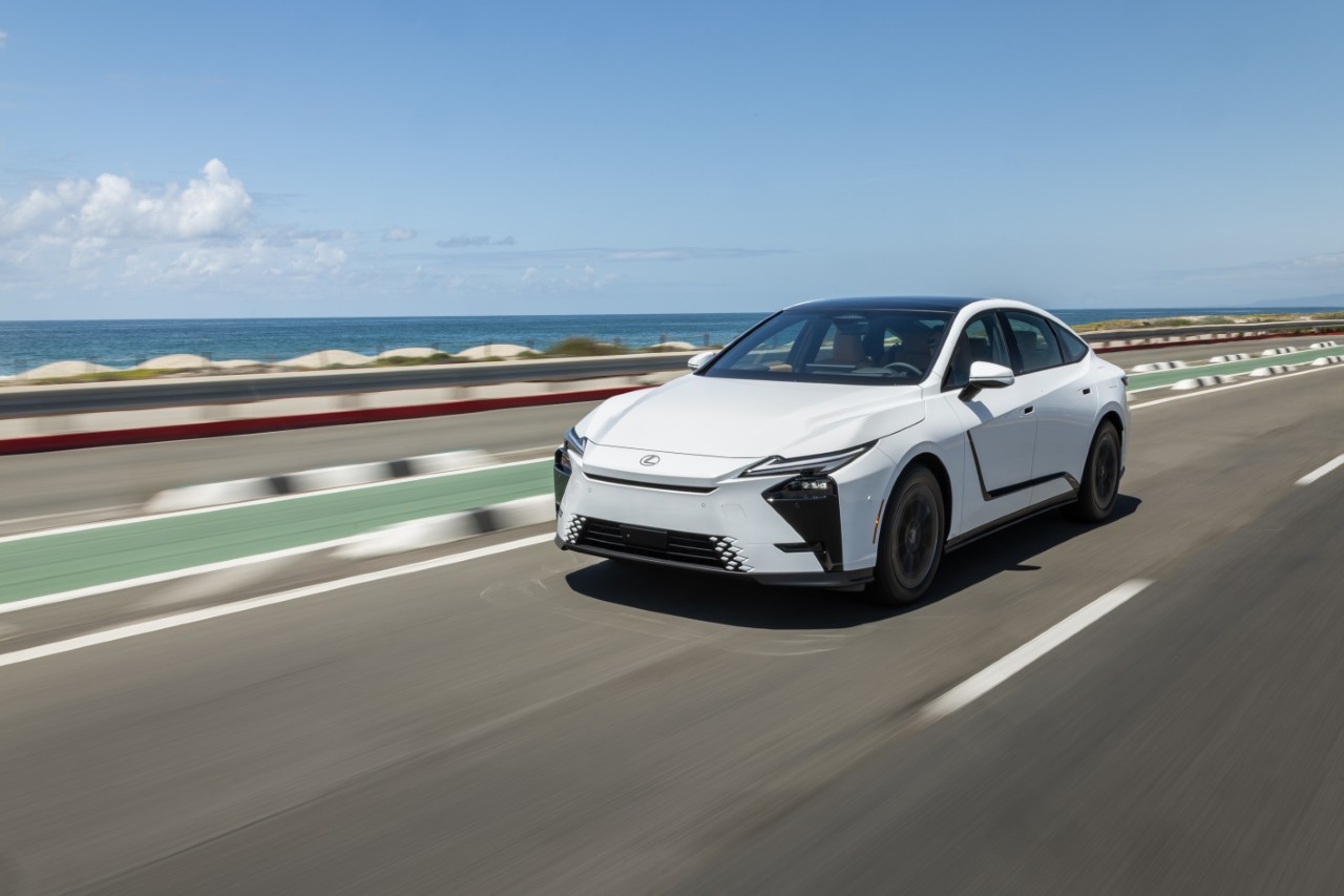 NOWY LEXUS ES. IMPONUJĄCA PRZESTRZEŃ I KOMFORT PODRÓŻOWANIA ORAZ WYDAJNE I NIEZAWODNE NAPĘDY