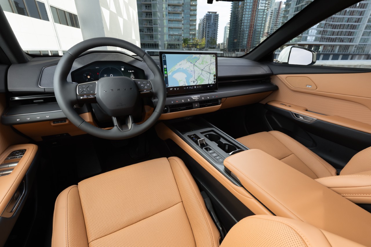 NOWY LEXUS ES. IMPONUJĄCA PRZESTRZEŃ I KOMFORT PODRÓŻOWANIA ORAZ WYDAJNE I NIEZAWODNE NAPĘDY