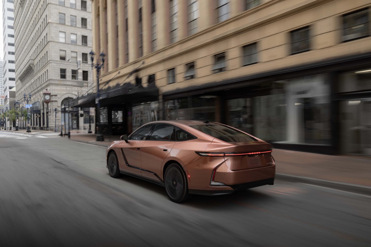 NOWY LEXUS ES. IMPONUJĄCA PRZESTRZEŃ I KOMFORT PODRÓŻOWANIA ORAZ WYDAJNE I NIEZAWODNE NAPĘDY