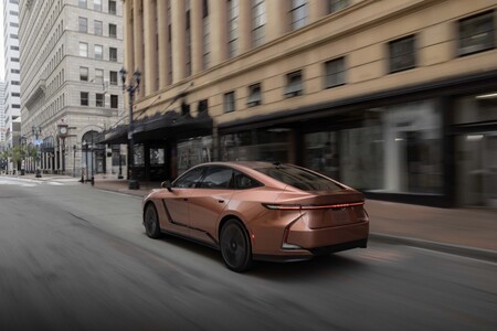 NOWY LEXUS ES. IMPONUJĄCA PRZESTRZEŃ I KOMFORT PODRÓŻOWANIA ORAZ WYDAJNE I NIEZAWODNE NAPĘDY
