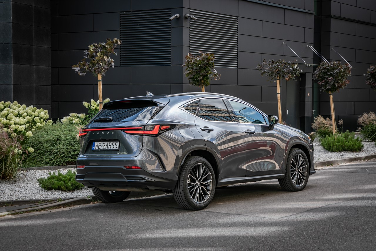 LEXUS NX 450h+ NAJPOPULARNIEJSZĄ HYBRYDĄ PLUG-IN MARKI NA ŚWIECIE