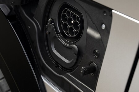 Pełen pakiet rozwiązań Lexusa dla użytkowników samochodów elektrycznych i hybryd plug-in
