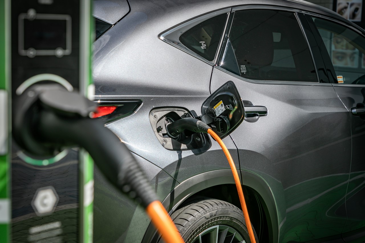 Pełen pakiet rozwiązań Lexusa dla użytkowników samochodów elektrycznych i hybryd plug-in