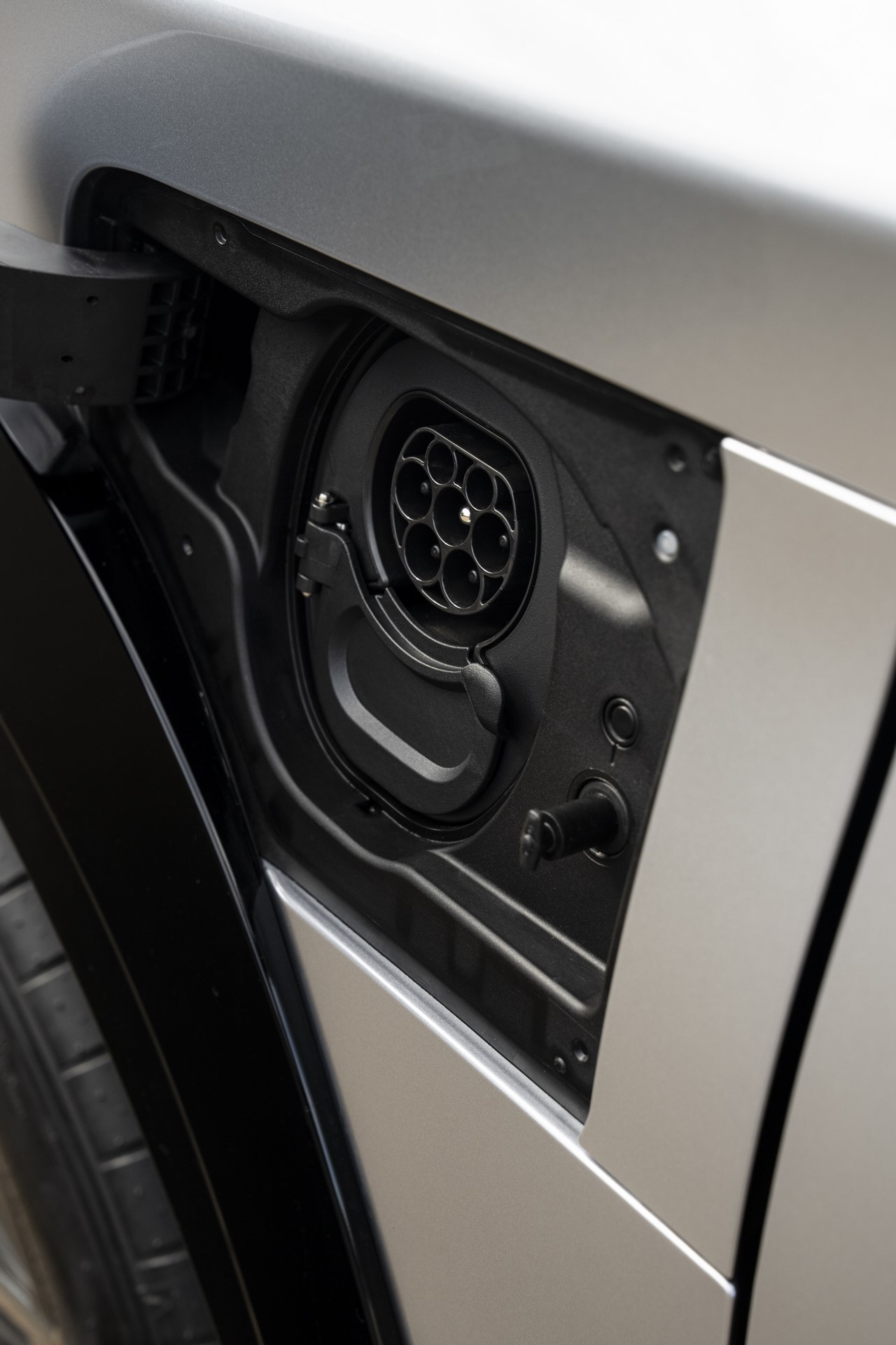 Pełen pakiet rozwiązań Lexusa dla użytkowników samochodów elektrycznych i hybryd plug-in