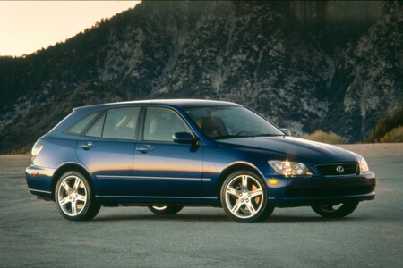 25 lat od debiutu Lexusa IS 300 SportCross z kultowym silnikiem. Teraz to poszukiwany youngtimer