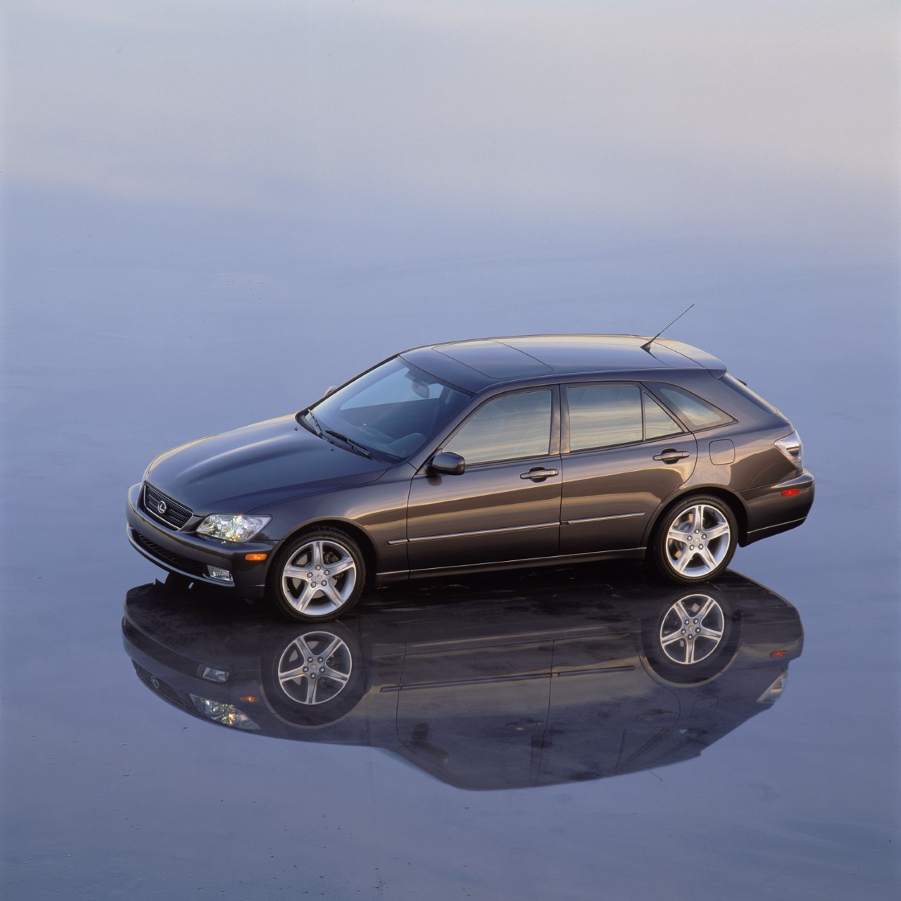 25 lat od debiutu Lexusa IS 300 SportCross z kultowym silnikiem. Teraz to poszukiwany youngtimer