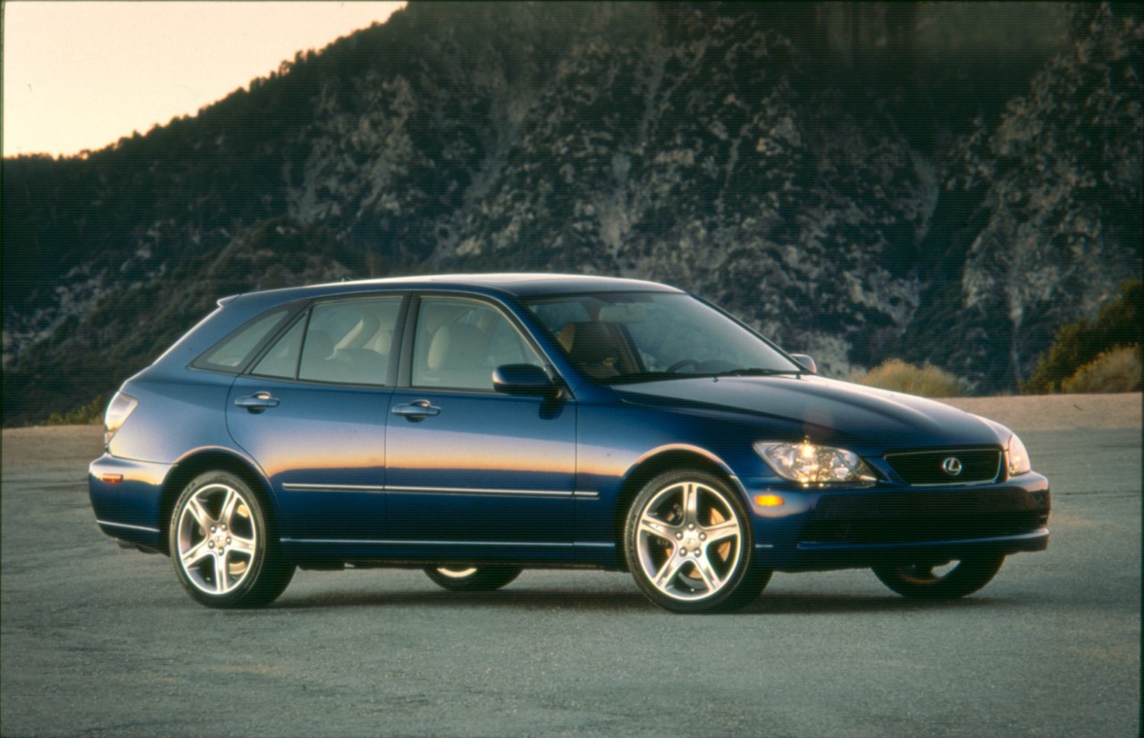 25 lat od debiutu Lexusa IS 300 SportCross z kultowym silnikiem. Teraz to poszukiwany youngtimer