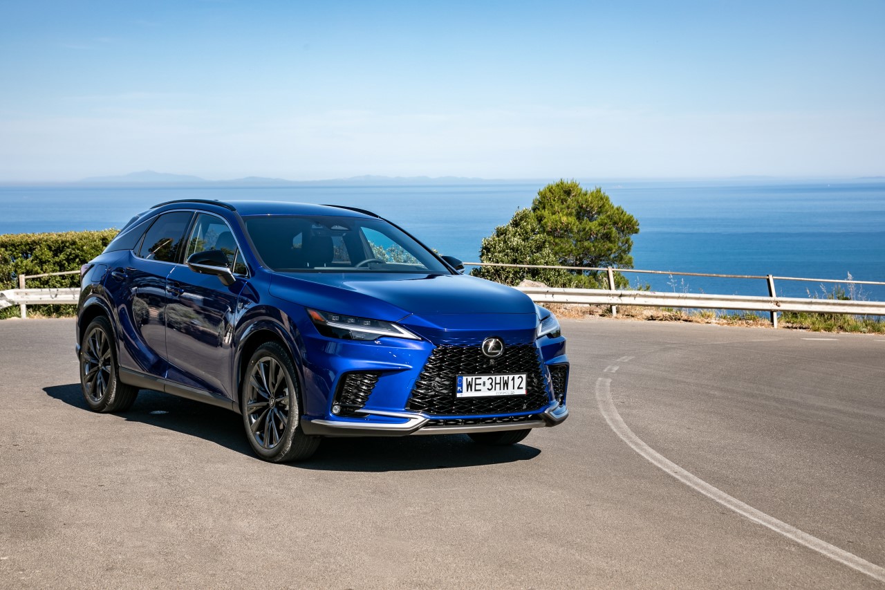 Hybrydowy RX z 2026 roku produkcji od 304 300 zł. Rabaty w salonach Lexusa sięgają nawet 84 000 zł 