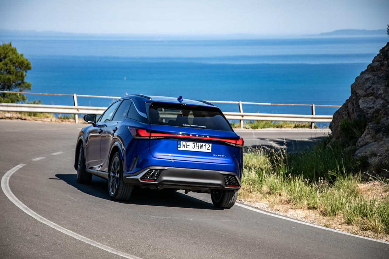 Hybrydowy RX z 2026 roku produkcji od 304 300 zł. Rabaty w salonach Lexusa sięgają nawet 84 000 zł