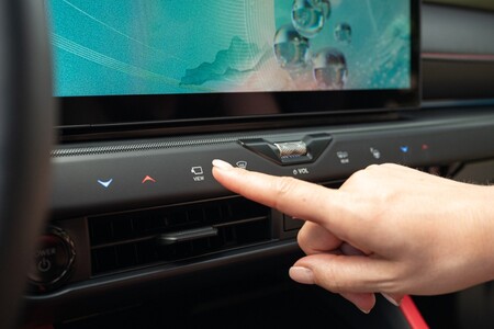 Nowy Lexus NX z szóstą generacją hybrydy i hybrydy plug-in. Odświeżona stylistyka i nowe wnętrze inspirowane modelami ES i TZ