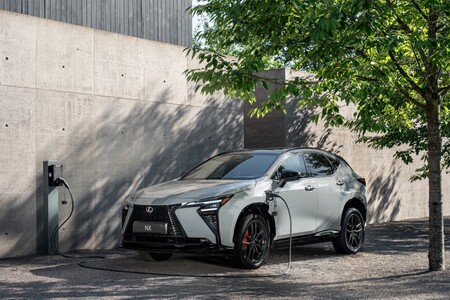Nowy Lexus NX z szóstą generacją hybrydy i hybrydy plug-in. Odświeżona stylistyka i nowe wnętrze inspirowane modelami ES i TZ