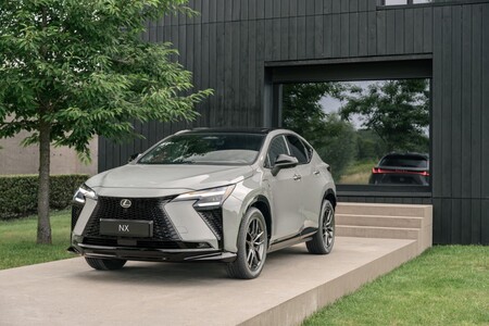 Nowy Lexus NX z szóstą generacją hybrydy i hybrydy plug-in. Odświeżona stylistyka i nowe wnętrze inspirowane modelami ES i TZ