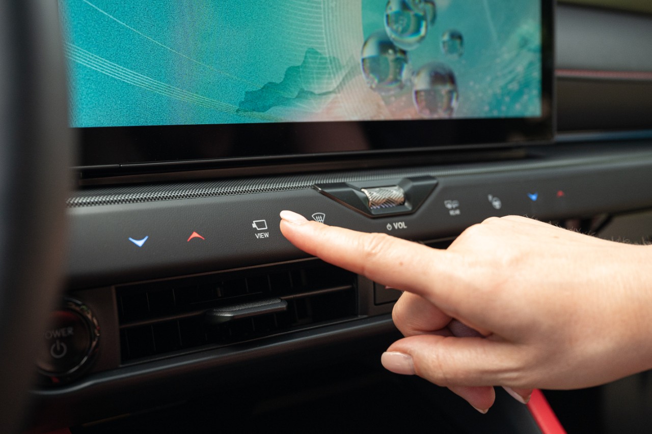 Nowy Lexus NX z szóstą generacją hybrydy i hybrydy plug-in. Odświeżona stylistyka i nowe wnętrze inspirowane modelami ES i TZ
