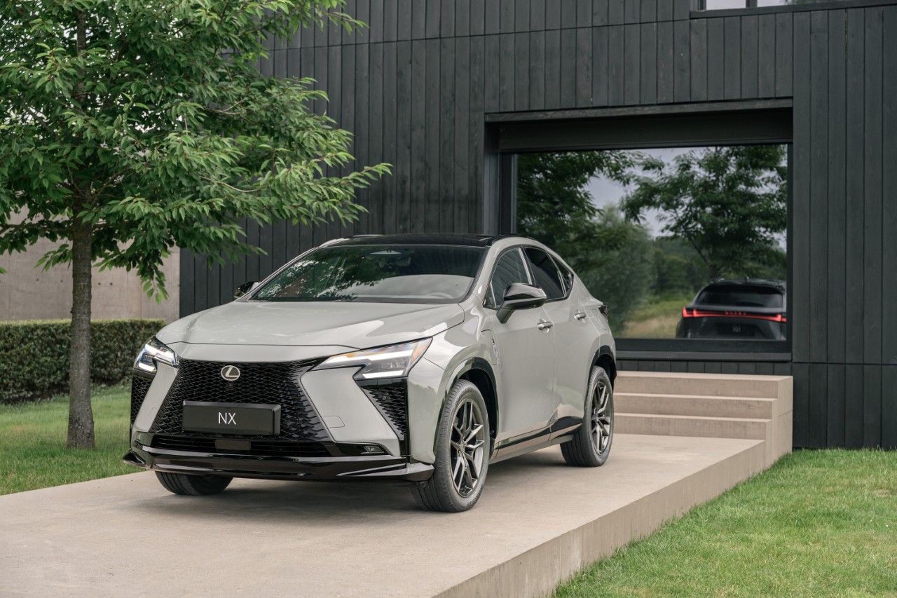 Nowy Lexus NX z szóstą generacją hybrydy i hybrydy plug-in. Odświeżona stylistyka i nowe wnętrze inspirowane modelami ES i TZ