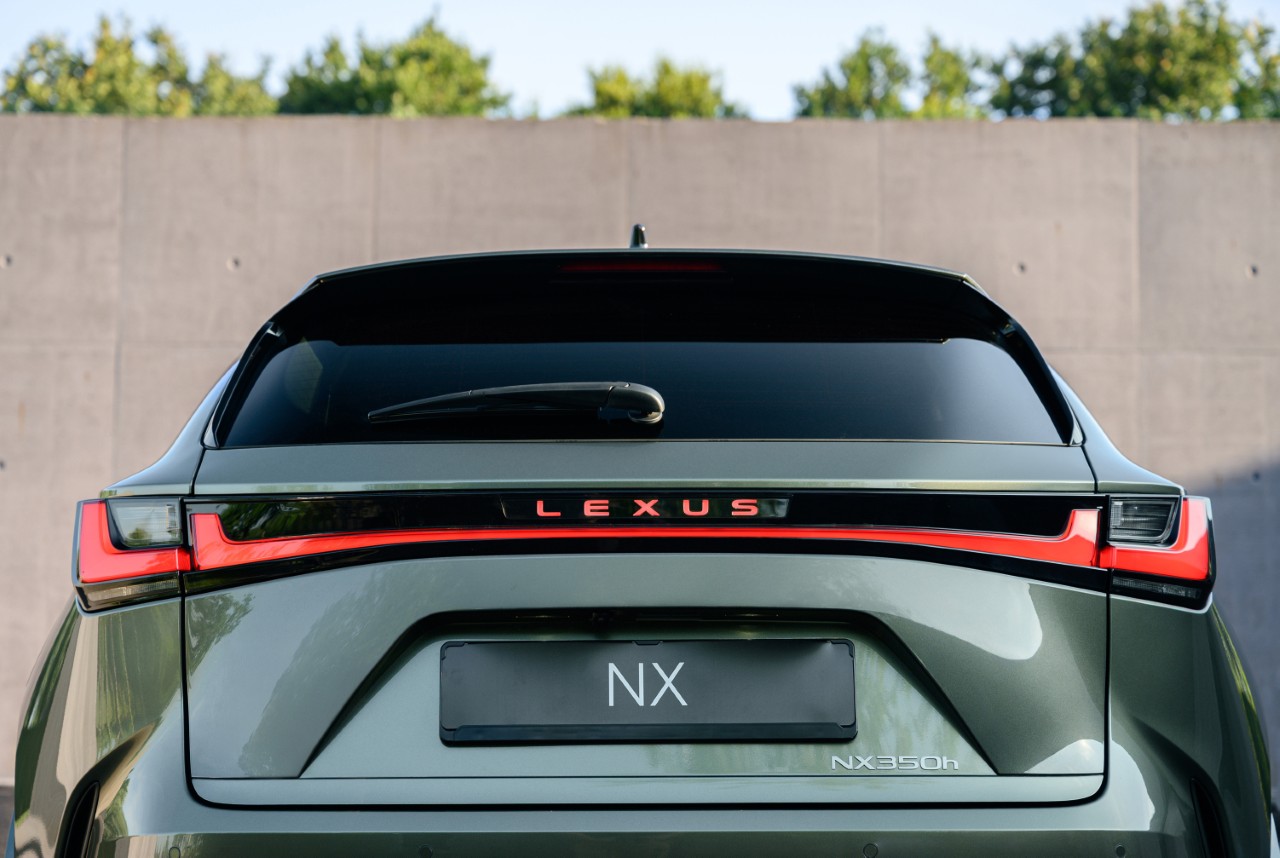 Nowy Lexus NX z szóstą generacją hybrydy i hybrydy plug-in. Odświeżona stylistyka i nowe wnętrze inspirowane modelami ES i TZ