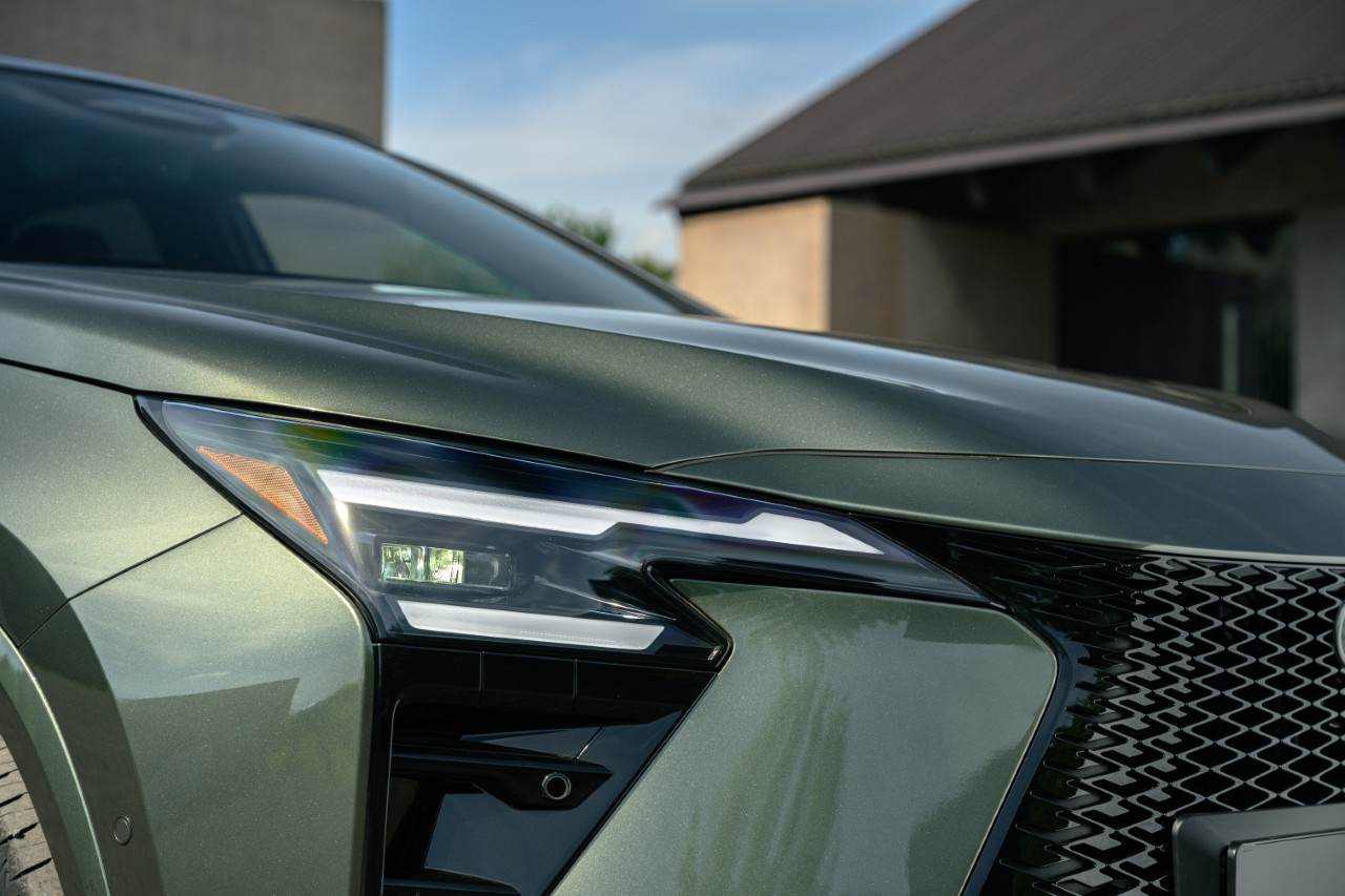 Nowy Lexus NX z szóstą generacją hybrydy i hybrydy plug-in. Odświeżona stylistyka i nowe wnętrze inspirowane modelami ES i TZ