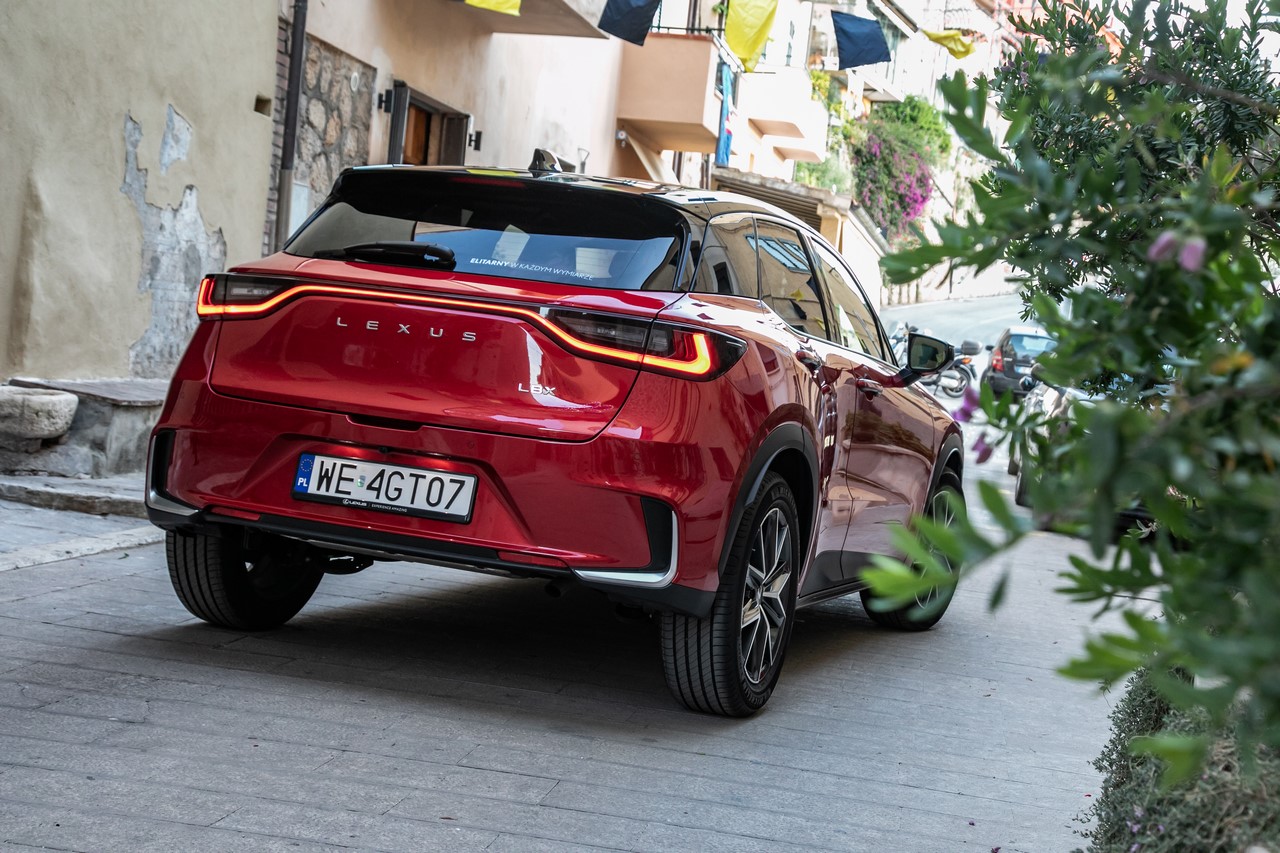 Lexus wyborem numer 1 wśród klientów indywidualnych. LBX bezkonkurencyjny w segmencie