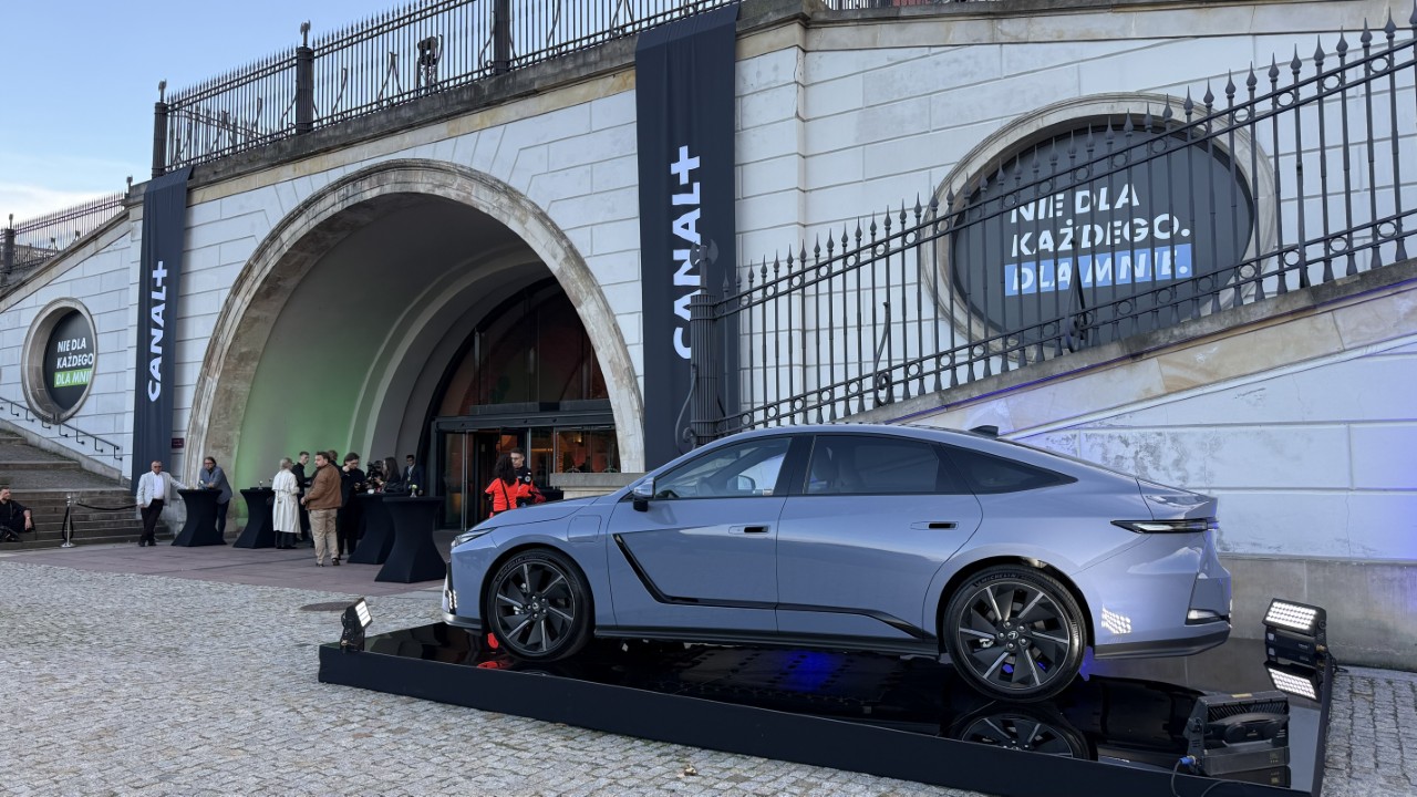 Zelektryfikowane Lexusy na prezentacji ramówki CANAL+. Efektowna ekspozycja modeli ES i RZ