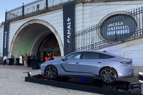Zelektryfikowane Lexusy na prezentacji ramówki CANAL+. Efektowna ekspozycja modeli ES i RZ