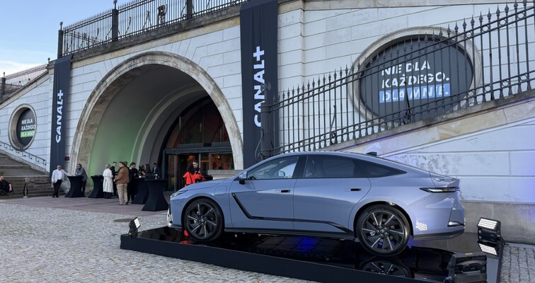 Zelektryfikowane Lexusy na prezentacji ramówki CANAL+. Efektowna ekspozycja modeli ES i RZ