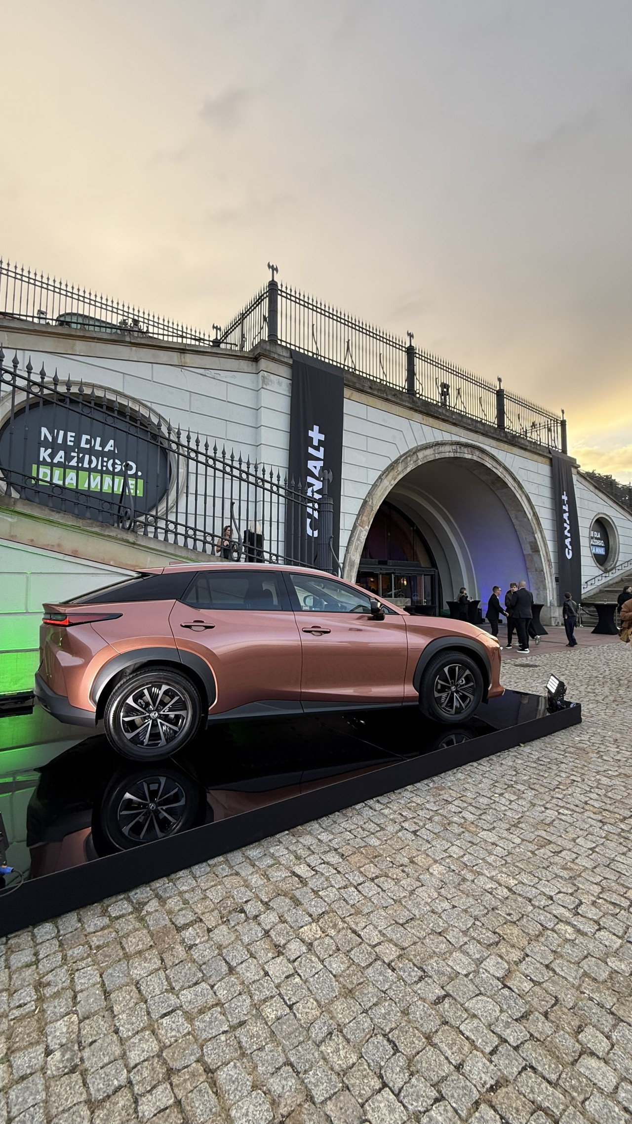 Zelektryfikowane Lexusy na prezentacji ramówki CANAL+. Efektowna ekspozycja modeli ES i RZ