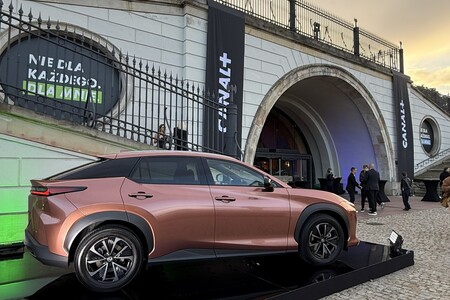 Zelektryfikowane Lexusy na prezentacji ramówki CANAL+. Efektowna ekspozycja modeli ES i RZ