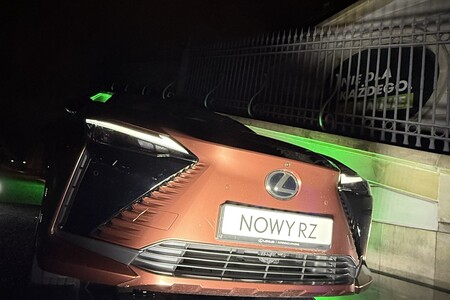 Zelektryfikowane Lexusy na prezentacji ramówki CANAL+. Efektowna ekspozycja modeli ES i RZ
